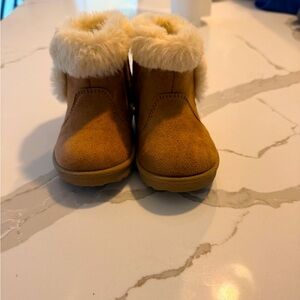 Tan Suede Fur-Lined Baby Boots size 4 toddler